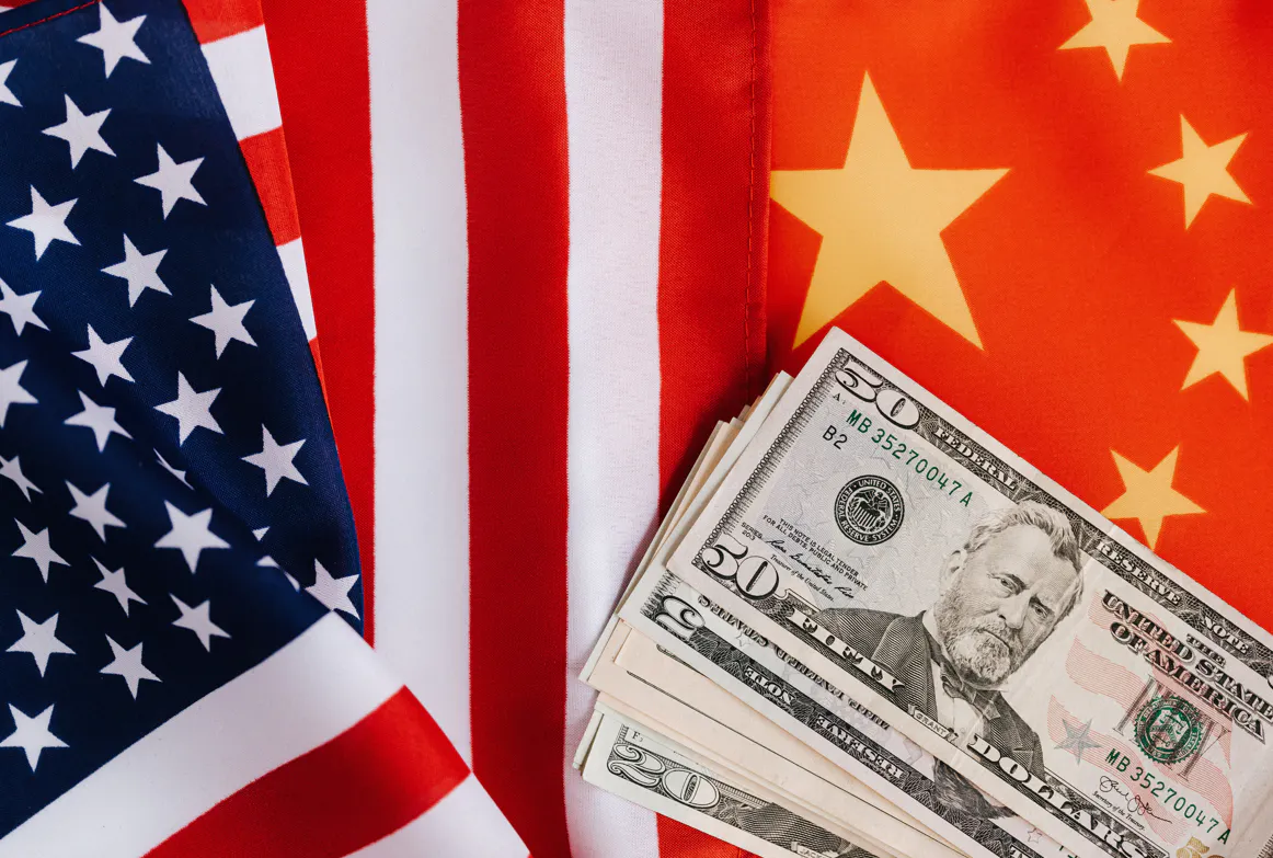 Las tensiones comerciales entre EE. UU. y China aumentan: análisis del impacto en la fabricación y la economía mundial
